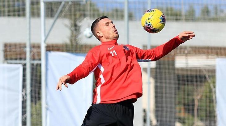 Lukas Podolski, izinliyken bile çalışıyor