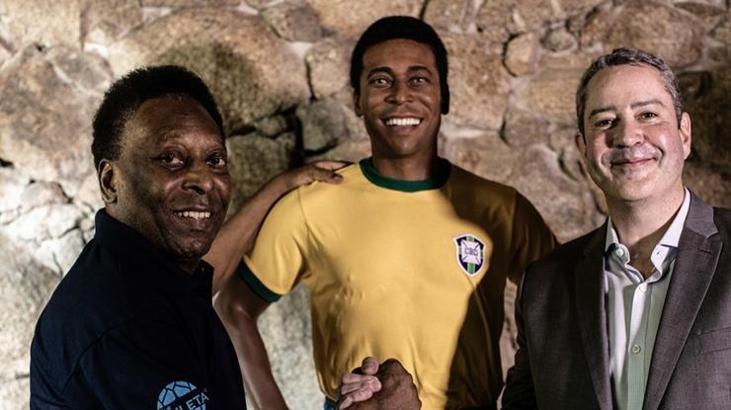Pele'nin heykeli açıldı