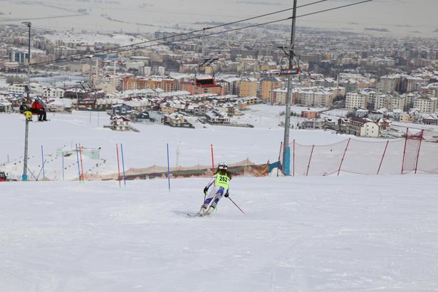 Erzurum'daki Okul Sporları Türkiye Kayak Şampiyonası tamamlandı