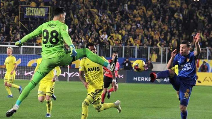 Kaleye gelen ilk top gol oluyor!