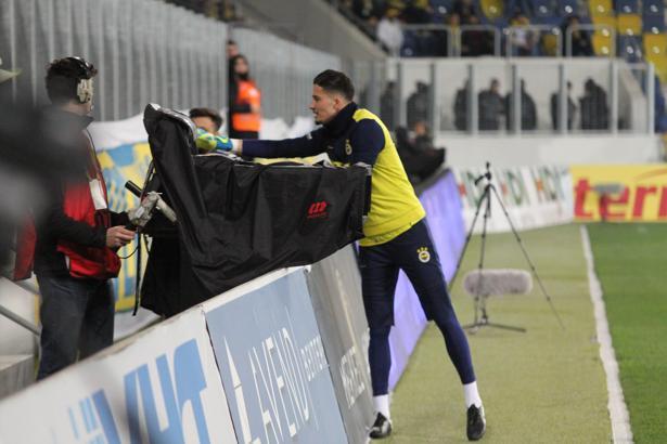Altay Bayındır, Ankarada'da çiçekle karşılandı