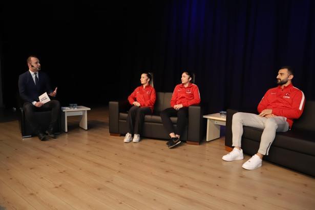 Milli karateciler sporseverlerle bir araya geldi