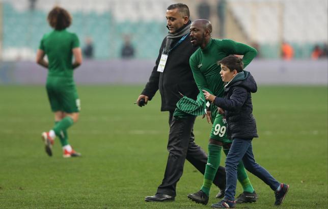 Bursa'da sahaya giren küçük taraftarı Traore yakaladı