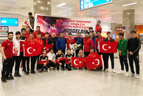 Avrupa ikincisi milli güreşçi Kerem Kamal İzmir'de coşkuyla karşılandı