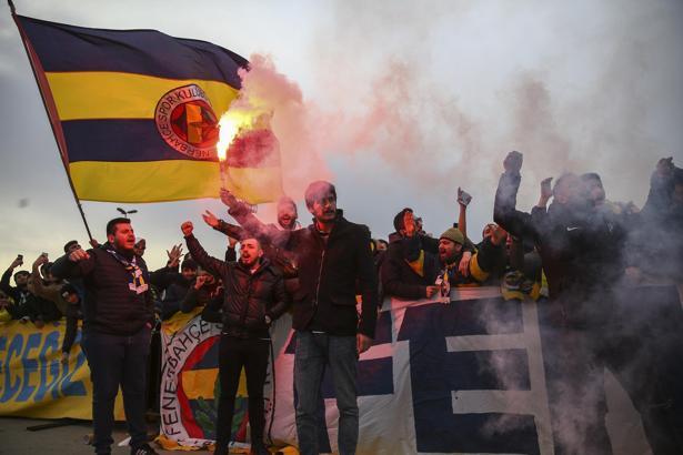 Fenerbahçeli taraftarlar Riva'da toplandı
