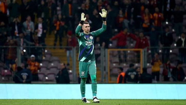 Galatasaray devlerle yarışıyor!