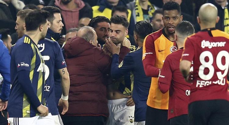 Fenerbahçe - Galatasaray derbisinde büyük olay! Birbirlerine girdiler