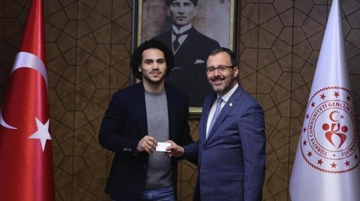 Shane Larkin kimliğini aldı