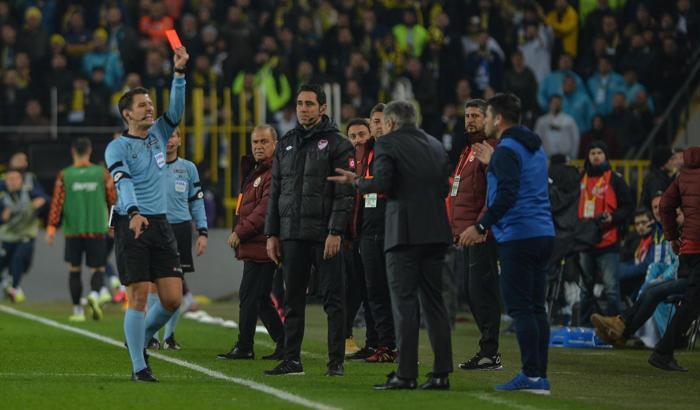 SON DAKİKA! Halil Umut Meler'den Ersun Yanal'a kırmızı kart