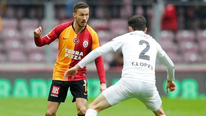 Sağ bekte Martin Linnes sol bekte Ömer Bayram