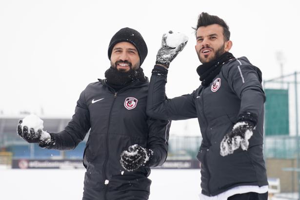 Gaziantep FK, Rize maçı hazırlıklarına karlı havada da devam etti