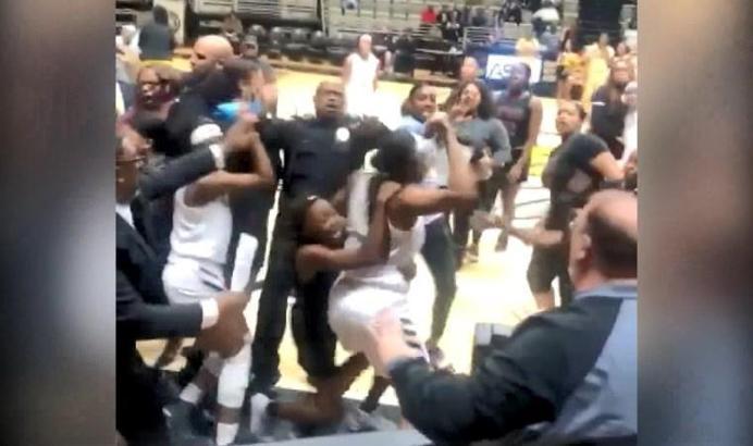 Kadın basketbolcular maç sonunda birbirine girdi, yumruklar havada uçuştu!
