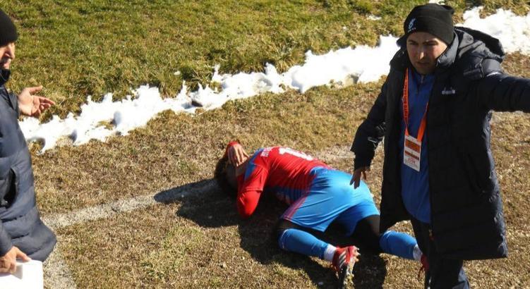 Bölgesel Amatör Lig'de skandal! Stadın dışından atılan taşlar futbolcuyu yaraladı
