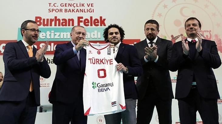 Cumhurbaşkanı Erdoğan'dan Larkin'e milli forma