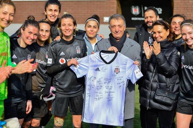Ahmet Nur Çebi, Beşiktaş'ın kadın futbolcularıyla bir araya geldi