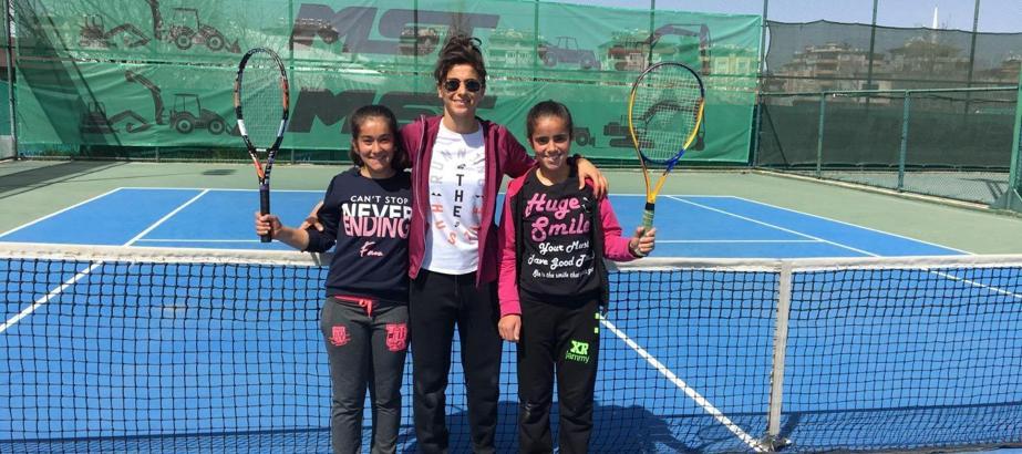 Köyde kısıtlı imkanlarla yaptığı kortla öğrencilerine tenis sevgisi aşıladı