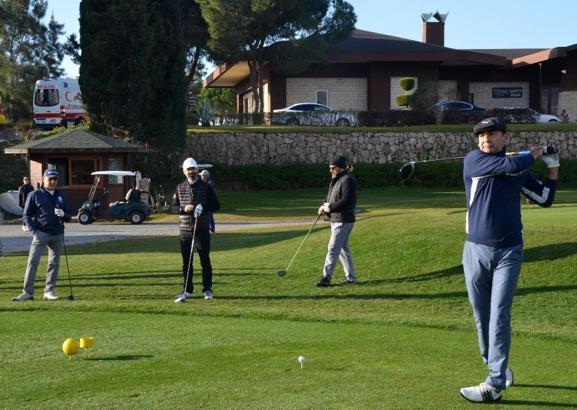 Golfçüler depremzedeler için sahaya çıktı
