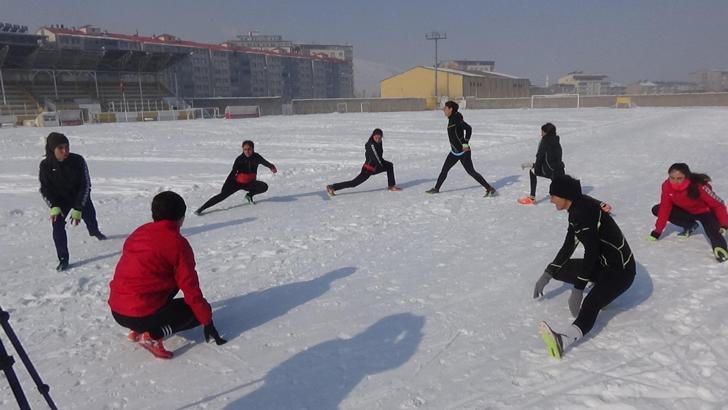 Muş'ta dondurucu soğukta şampiyonaya hazırlık