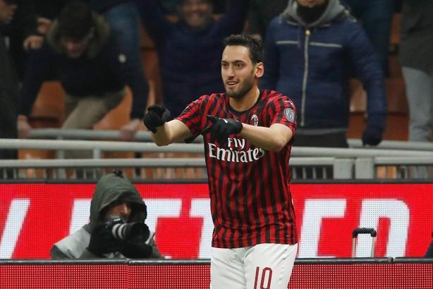 Hakan Çalhanoğlu'ndan Fenerbahçe'ye kötü haber!