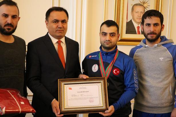 Avrupa şampiyonu engelli yüzücüye Vali'den ödül