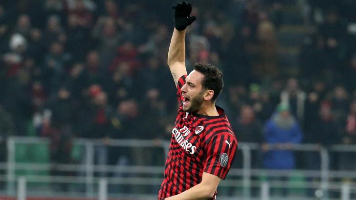 Hakan Çalhanoğlu İtalya'da manşetlerde