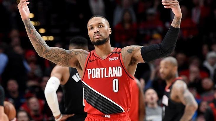 Lillard kariyerinde ilk defa triple-double yaptı
