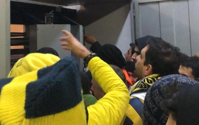 Fenerbahçe Başakşehir maçı öncesi şok! Taraftar stada giremedi