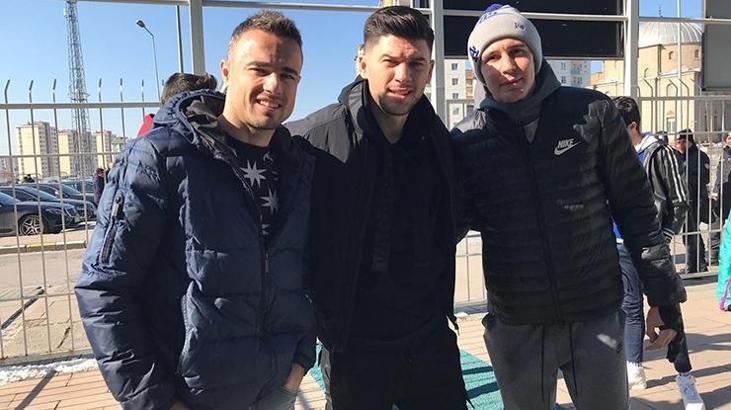 Zoran, Sapunaru ve Lung tribünden izledi