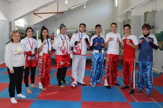 Burdurlu kick boksçular 6 madalyayla döndü