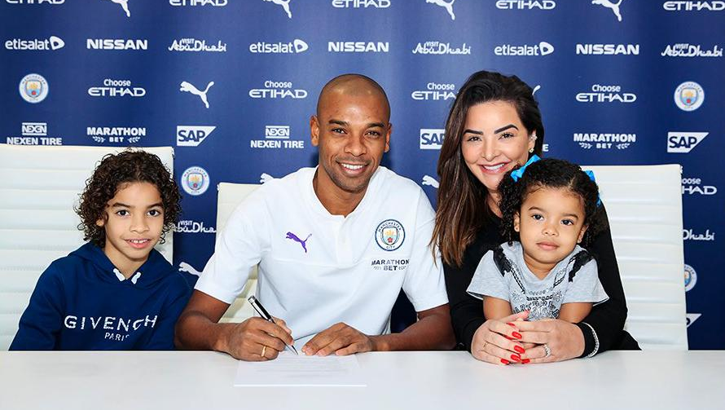 Fernandinho bir yıl daha Manchester City'de