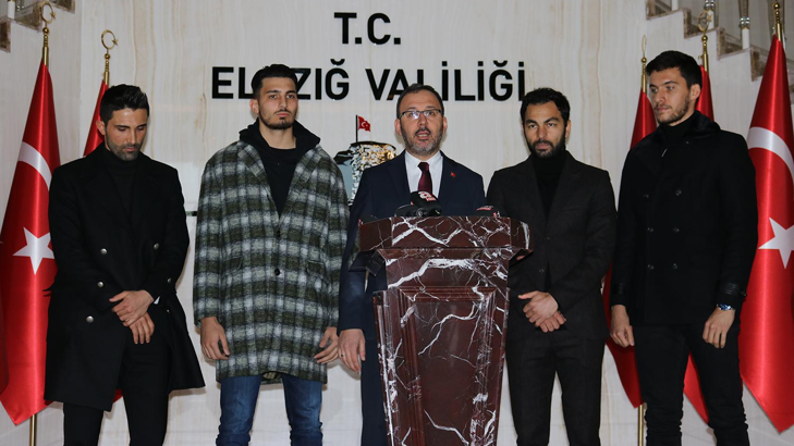 Bakan Kasapoğlu ve futbolculardan depremzedelere moral ziyareti