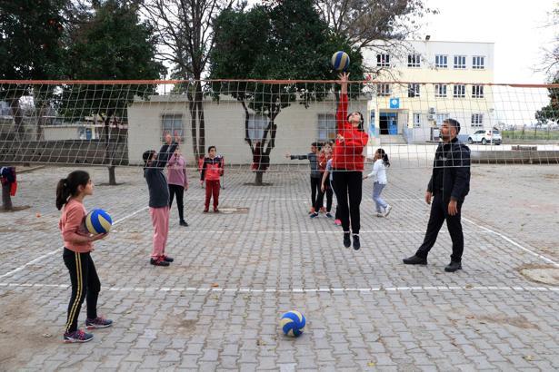 Tarlada çalışan öğrencilerden voleybol turnuvasında büyük başarı