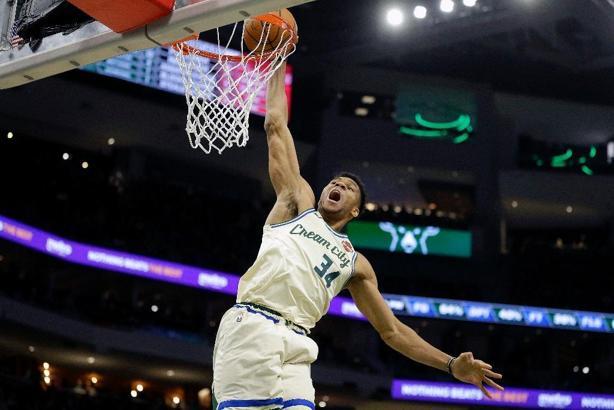 Antetokounmpo 10 bin sayı barajını aştı