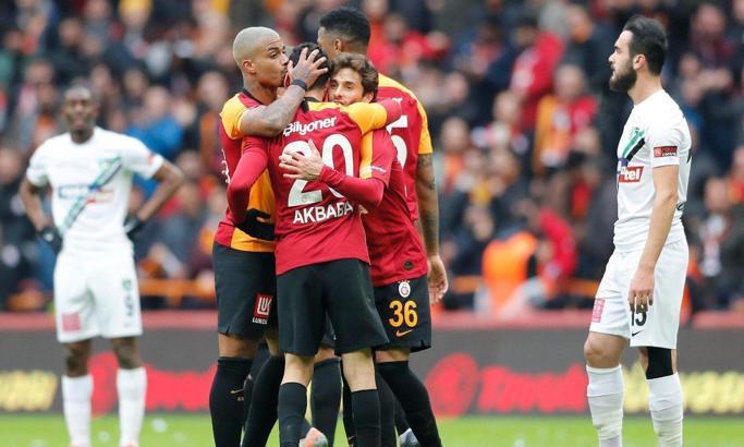 Galatasaray'da Emre Akbaba sahalara hızlı döndü