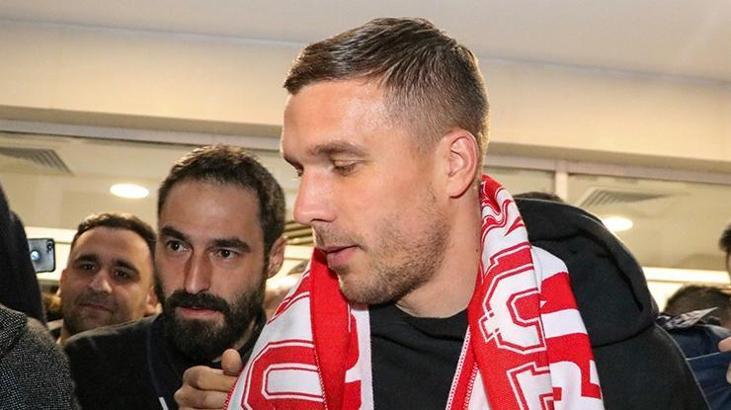 Antalyaspor'un anlaştığı Podolski havaalanına geldi