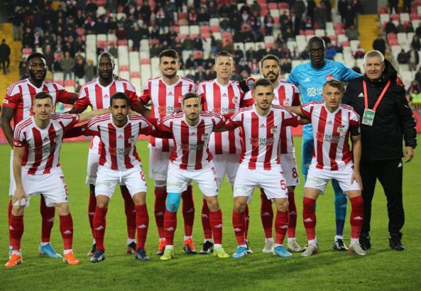 Lider Sivasspor'u ilk yarıda taraftarları yalnız bırakmadı