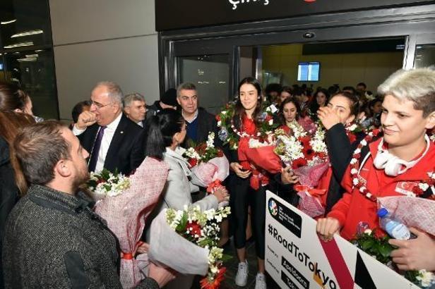 Beşiktaş Belediyesi'nden 'Filenin Sultanları'na coşkulu karşılama