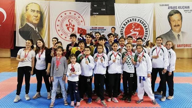 Salihlili karateciler Denizli'de fırtına gibi esti