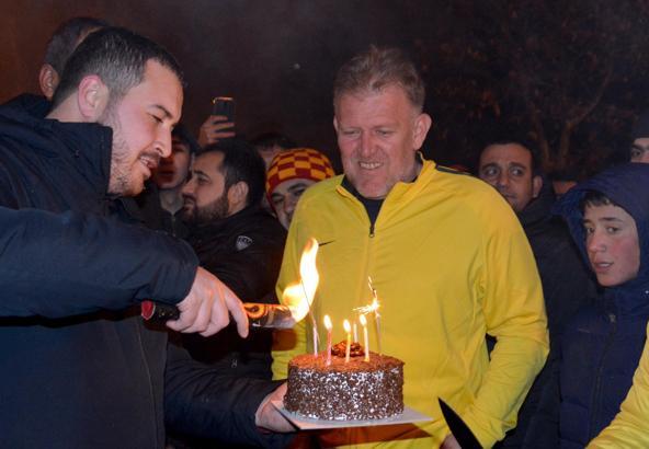 Kayserispor'da Prosinecki'ye meşale ve pastalı karşılama