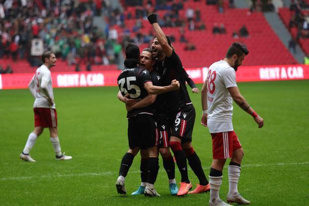 Samsunspor, liderliği Manisa FK'dan devraldı