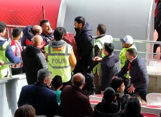 Kahramanmaraşspor asbaşkanı Hakan Ceyhan gazeteciye saldırdı...