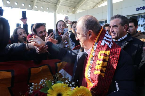 Galatasaray'a coşkulu karşılama! 2 taraftar gözaltına alındı