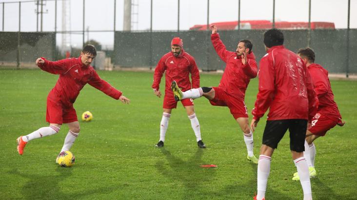 Sivasspor sağanak yağmur altında çalıştı