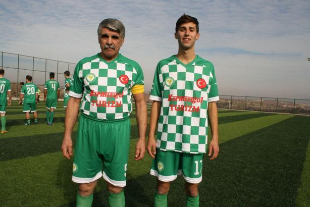 Futbol sahalarında bir ilk! Dede ve torun birlikte oynadılar