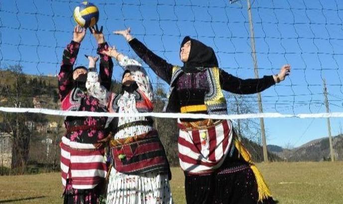 Evinin sultanları, 'Ağasar' kıyafetleriyle voleybol turnuvasında
