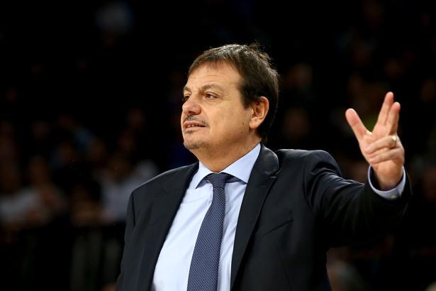 Anadolu Efes iki kulvarda zirveyi kimseye bırakmıyor