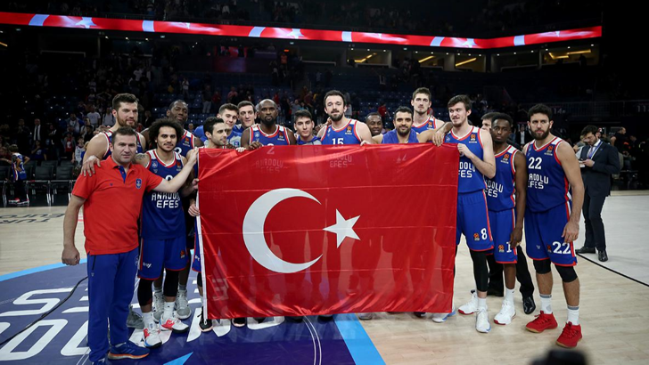 Tüm kulvarlarda lider Anadolu Efes!