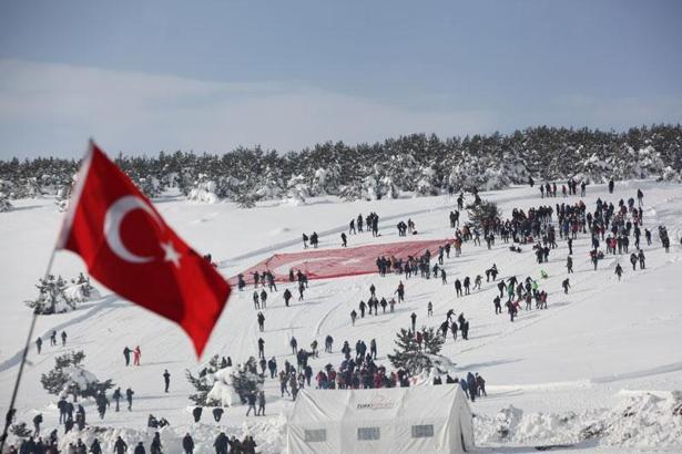 Gençlik ve Spor Bakanlığı, 'Türkiye Şehitleriyle Yürüyor' sloganıyla şehitleri anacak