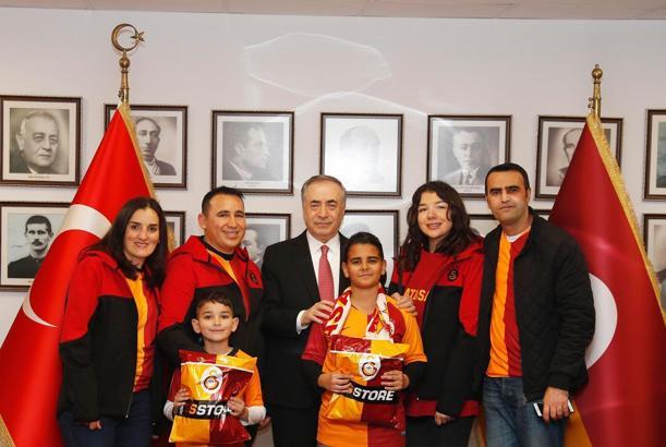Galatasaraylı minik taraftar, Mustafa Cengiz'le bir araya geldi