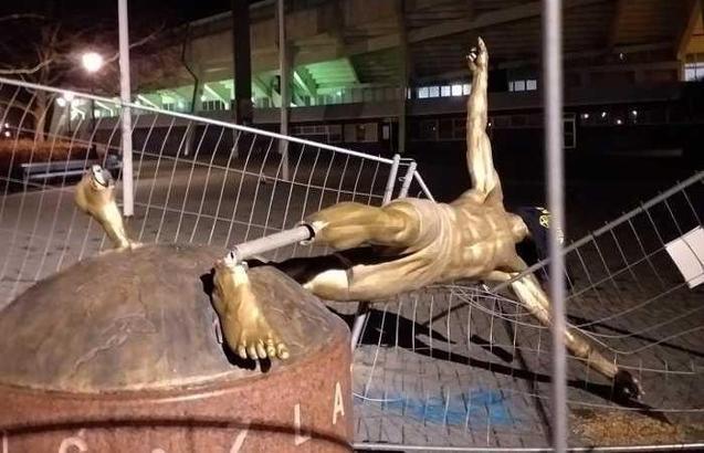 Zlatan Ibrahimovic'in İsveç'teki heykeli yıkıldı